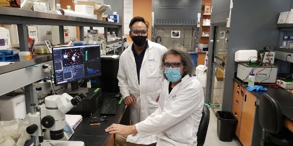 Professor Charles Ramassamy and Jean-Michel Rabanel analyzing nanoparticles on the Nanosight NS 300, equipment obtained thanks to the generosity of the Charron family through the Armand-Frappier Foundation as part of the Louise & André Charron research chair on the Alzheimer’s disease.